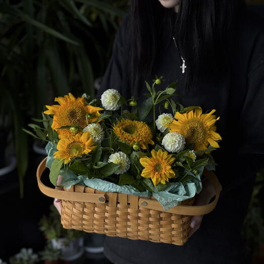 Корзина с подсолнухами