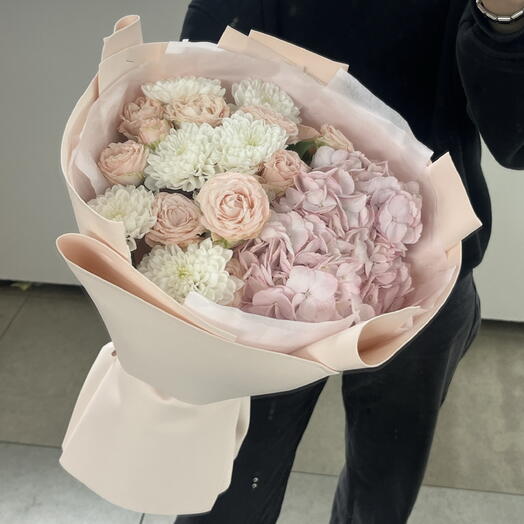 Букет «Для любимой» : из пионовидных роз и гортензии 💕