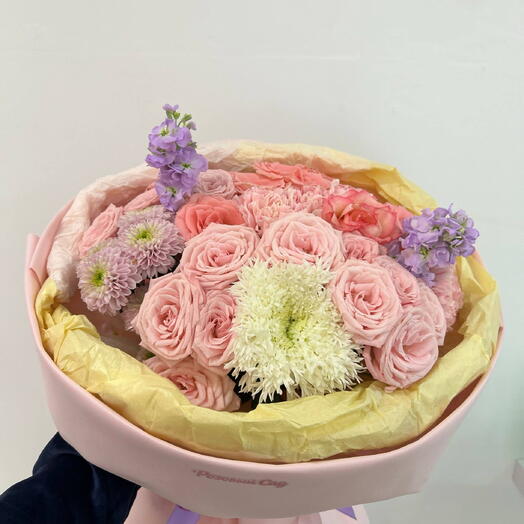 Авторский букет с кустовой розой и маттиолой 🌸