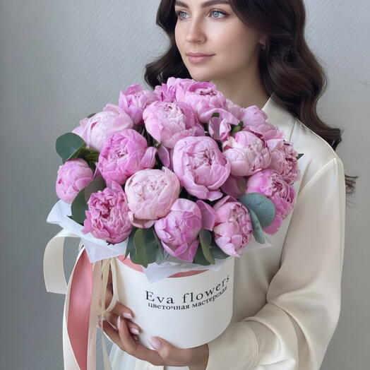 Крупные пионы в шляпной коробке