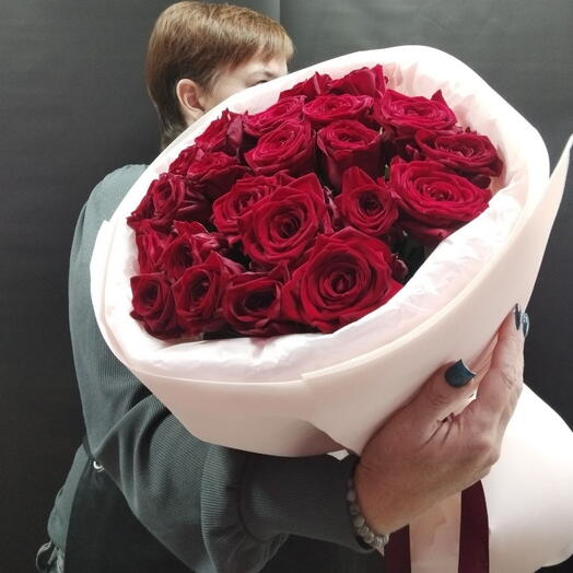 Моно букет из 25 красных роз 60см