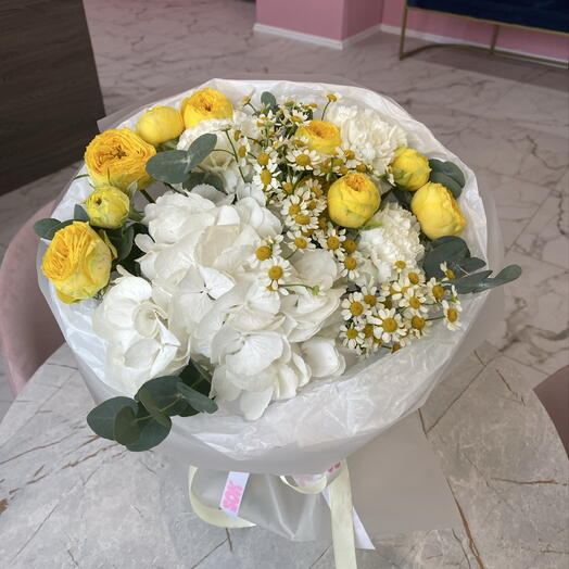 Солнечный букет с гортензией и кустовыми розами