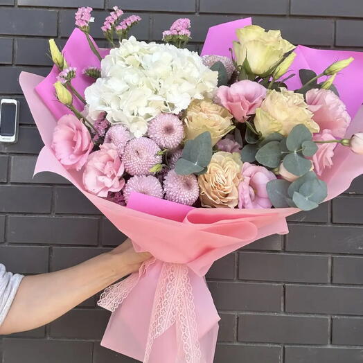 Розовый букет с гортензией, кустовой хризантемой и лизиантусом