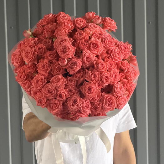 Букет из коралловых кустовых роз 29 шт