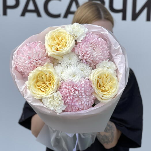 Нежный букет с одноголовой хризантемой | сезонные цветы | стойкий состав