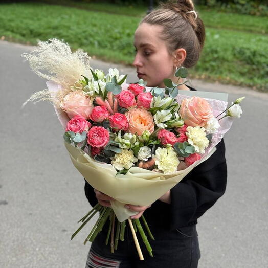 Букет из пионовидных роз, лизиантусов и альстромерий