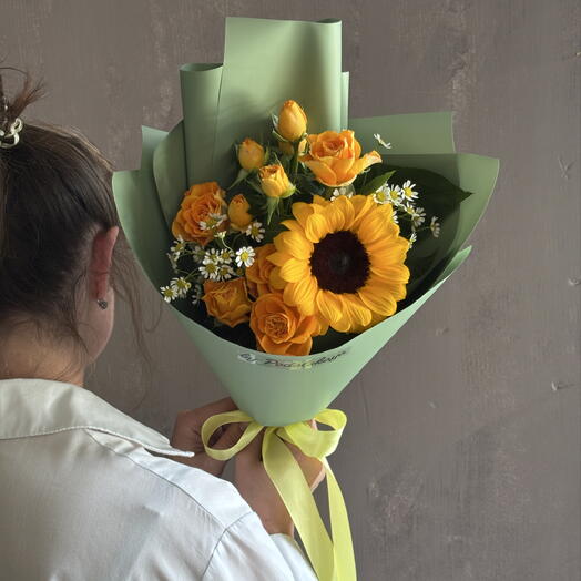 Солнечный авторский букет из подсолнуха, кустовых роз и кустовых ромашек
