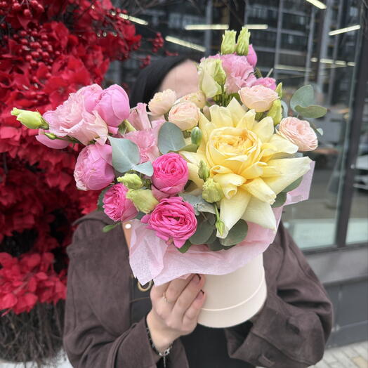 Нежная композиция с ажурной розой и эустомой☁️🌸