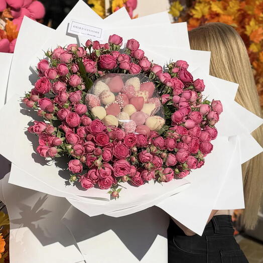 Розовое облако с клубникой в шоколаде
