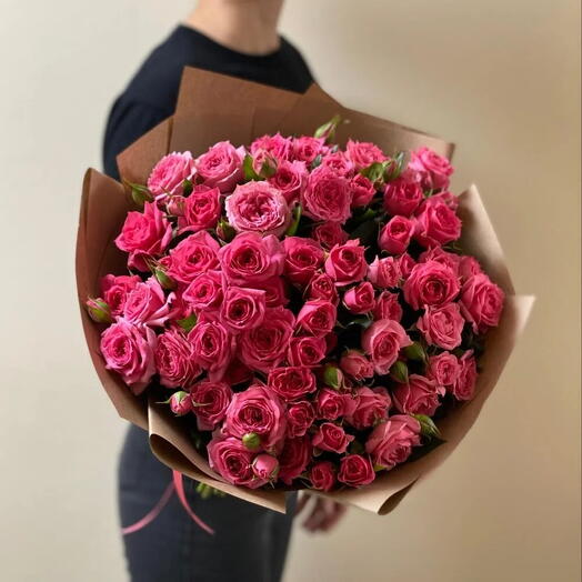 25 кустовых роз в крафт упаковке