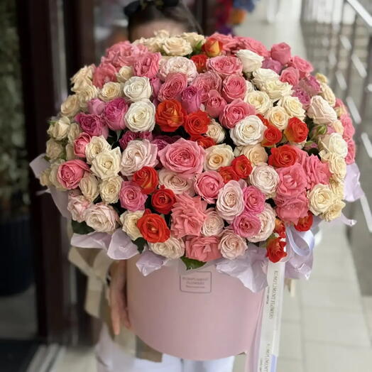 Кустовые розы в коробке