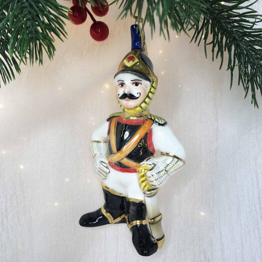 Новогодняя игрушка из фарфора «Кирасир»