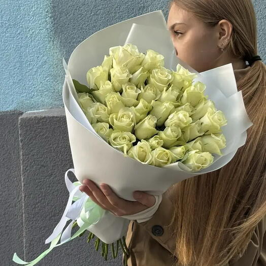 35 белых роз