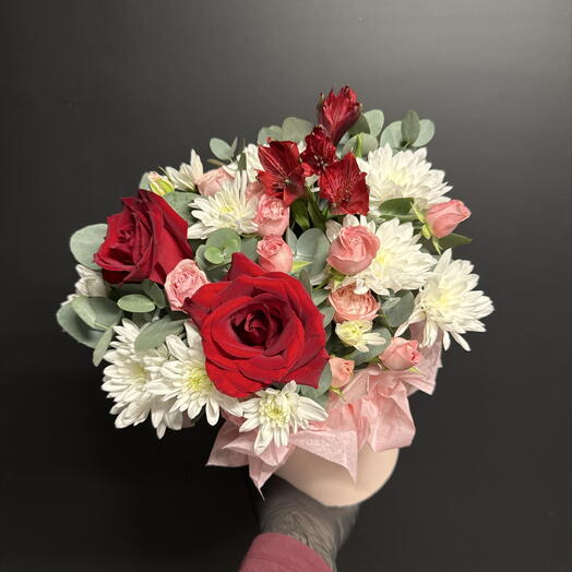 Композиция «Вино и розы» 🍷🌹️ с розой, альстроиерией, хризантемой и эвкалиптом