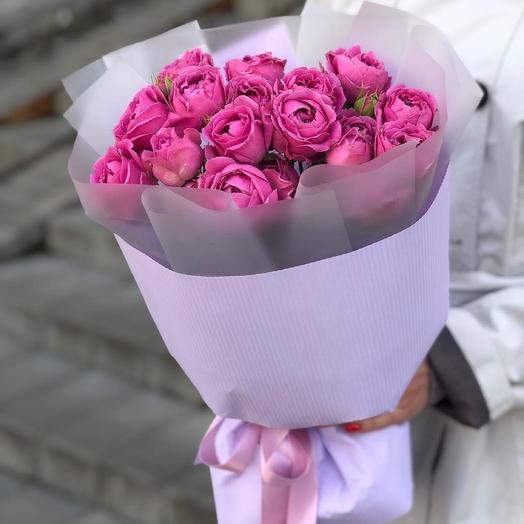 Bouquet of peony-shaped bush roses