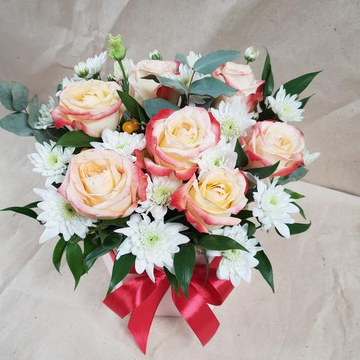7 roses and chrysanthemums in a box
