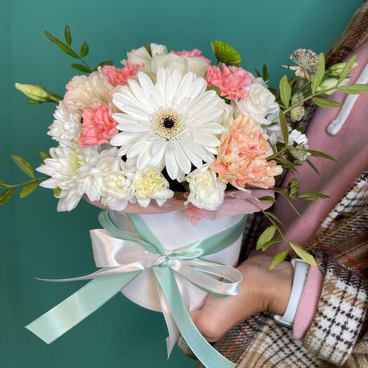 Цветы в коробке с герберой