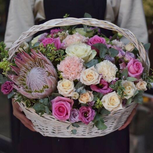 Basket with protea 💥