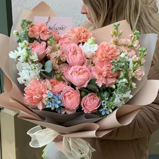 Ramo de rosas en forma de peonía, mattiol y oxipetalum