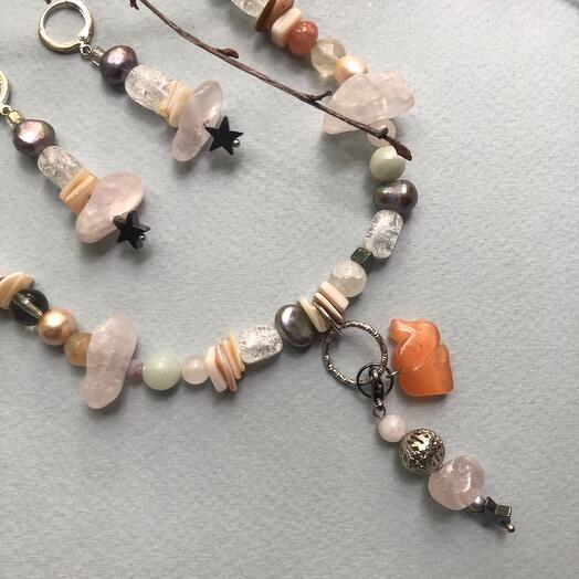 Summer set made of a mix of rose quartz mother of pearl and cultured pearls