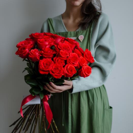25 алых роз