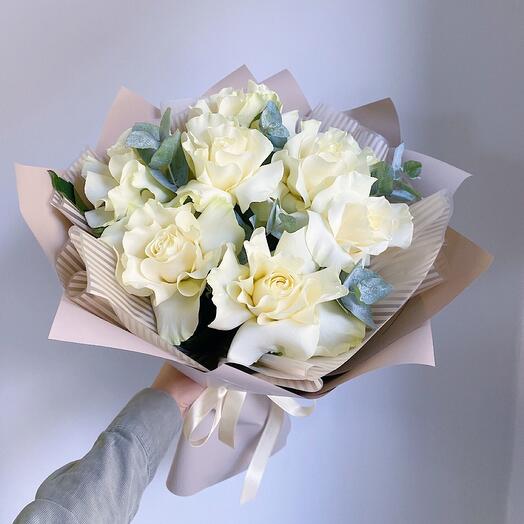 Ramo de rosas blancas caladas con eucalipto