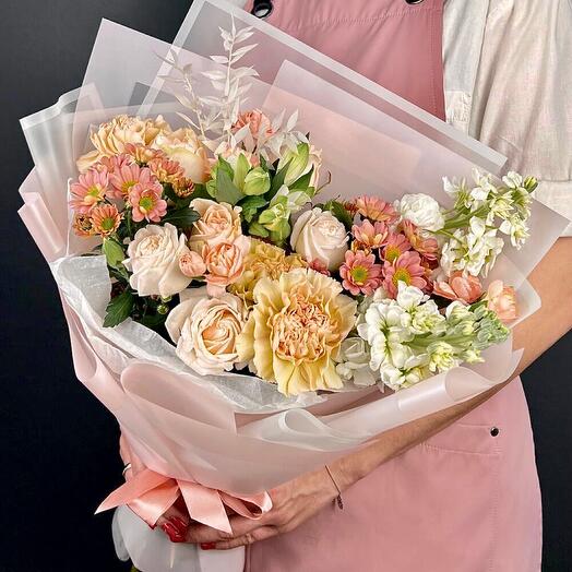 Ramo de autor de Dianthus, rosas en forma de peonía y Mattiola
