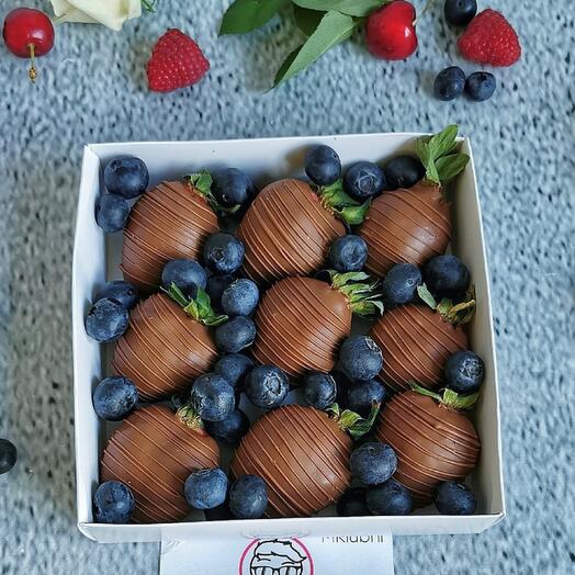 Клубника в шоколаде с голубикой