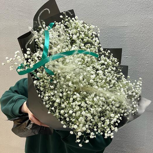 Монобукет из пышной гипсофилы с добавлением стифы 🤍