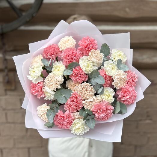 Ramo con Dianthus y eucalipto