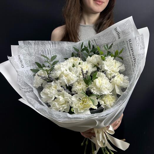 Букет из белых гвоздик и лаванды