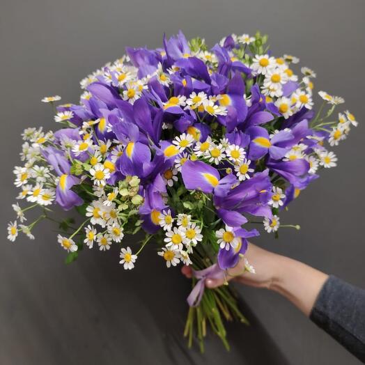 Bouquet with irises and daisies "Colors of summer"