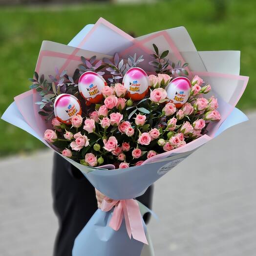 Букет из кустовых роз с киндерами