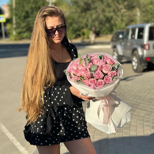 25 нежных роз с эвкалиптом в стильном оформление