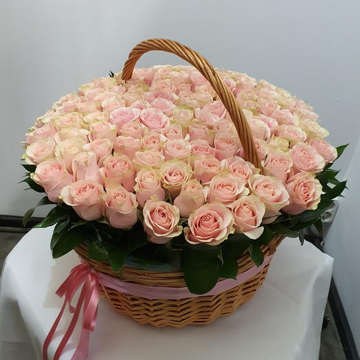 Cesta con rosas frescas