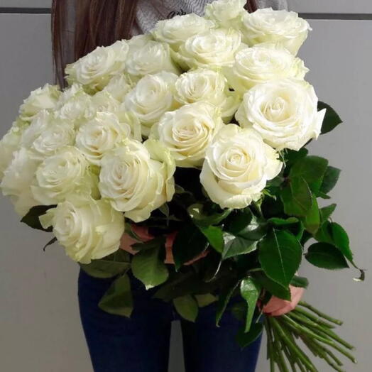 25 white roses