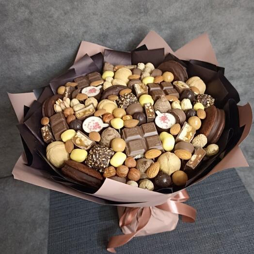 Букет из шоколада с орехами