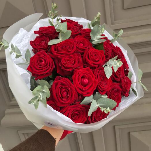 25 красных роз Red naomi с эвкалиптом