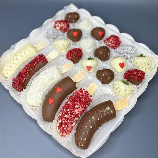Клубника и бананы в шоколаде