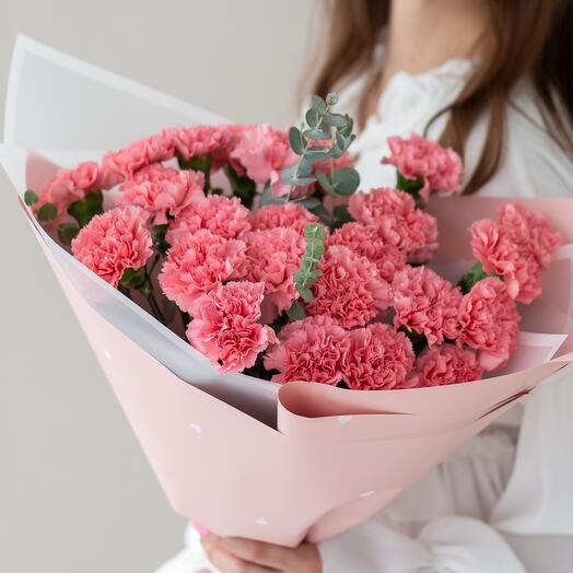 23 розовые гвоздики с эвкалиптом 239