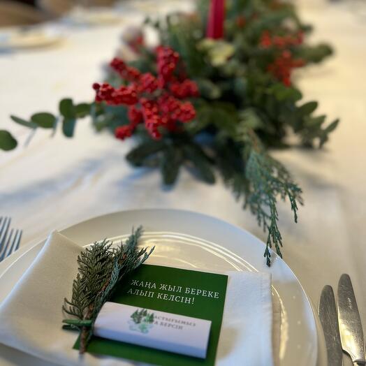 Новогоднее оформление стола, настольные композиции, комплименты гостям