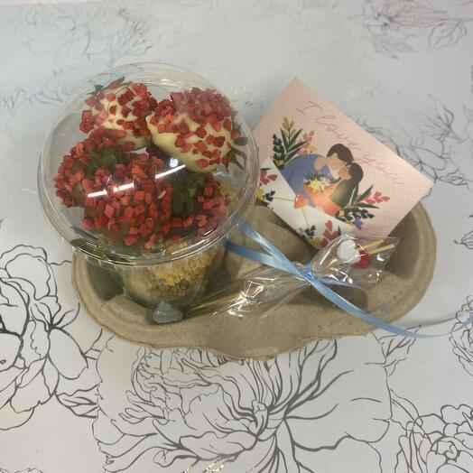 Una taza de fresas cubiertas de chocolate