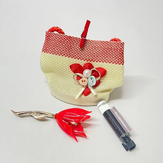 Подарочный набор в сумочке: брошь красный тюльпан, семпл аромата