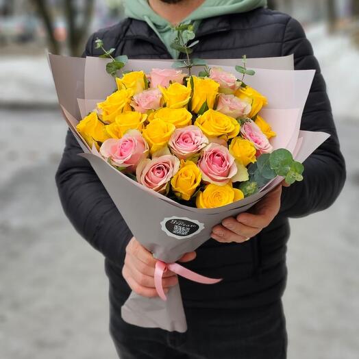 25 роз с эвкалиптом (желто-розовый букет)