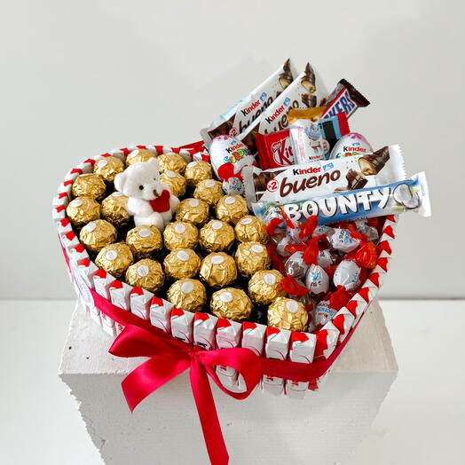 Słodkie pudełko w kształcie serca ze słodyczami Ferrero i Kinder.