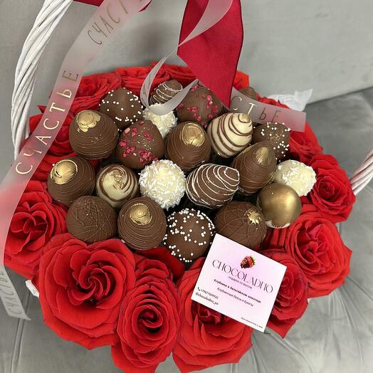 Большая Корзина с цветами и клубникой