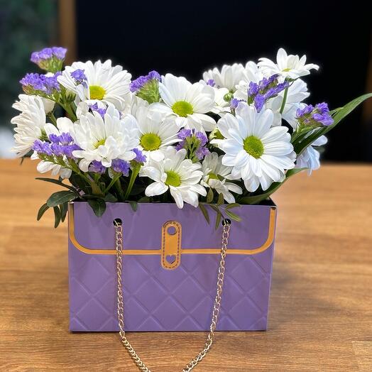 Композиция в сиреневой сумочке белые ромашки и статица💜