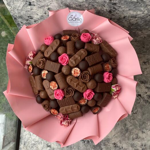 114. Шоколадный букет с кустовыми розами