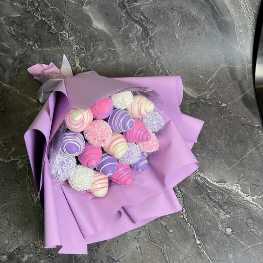 Букет из клубники в шоколаде фиолетовый