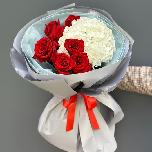 Букет из роз и гортензии